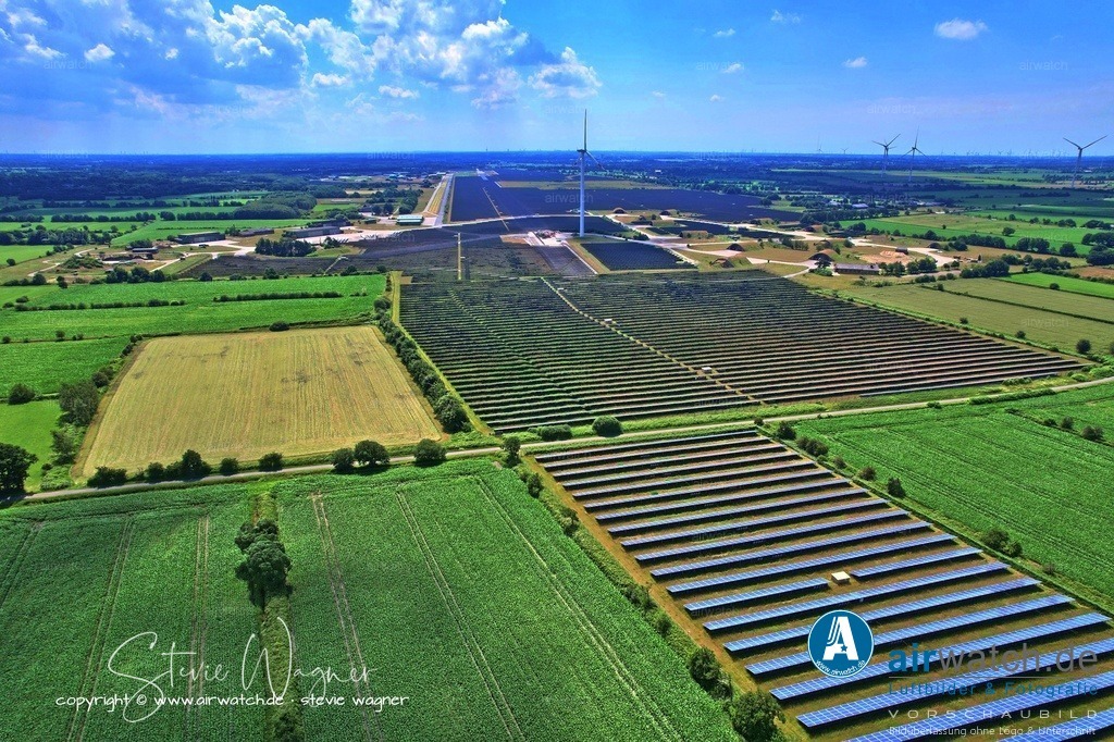 Solarpark Eggebek in Schleswig-Holstein - PV-Modul-Recycling | Welche Kosten entstehen bei der PV-Modul-Recycling? - Die Kosten für das PV-Modul-Recycling hängen stark davon ab, ob Sie Privatperson oder gewerblicher Betreiber sind und ob nur die Entsorgung oder auch der Rückbau gemeint ist.  - Für private Haushalte ist die fachgerechte Entsorgung der Module selbst kostenlos. Gesetzliche Lage: Nach dem ElektroG (Elektro- und Elektronikgerätegesetz) sind Hersteller und Importeure verpflichtet, Altmodule zurückzunehmen und das Recycling zu finanzieren. Ablauf: Sie können Module (bis zu einer haushaltsüblichen Menge von ca. 20–50 Stück) kostenlos bei kommunalen Wertstoffhöfen abgeben oder ab einer Menge von ca. 40 Modulen eine kostenlose Abholung durch Systeme wie PV Cycle vereinbaren. Eigenleistung: Die Demontage und der Transport zum Wertstoffhof liegen in Ihrer Verantwortung.  Beauftragen Sie einen Fachbetrieb für den Abbau, entstehen hierfür marktübliche Handwerkerkosten (oft zwischen 150 und 400 Euro für eine typische Dachanlage), die nichts mit dem Recycling selbst zu tun haben.