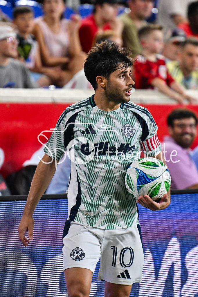 New York Red Bulls - New England Revolution | mit Ball in der Hand Carles GIL (New England 10) / Einzelfoto / Freisteller / Major League Soccer: New York Red Bulls - New England Revolution, Red Bull Arena am 16.07.2025