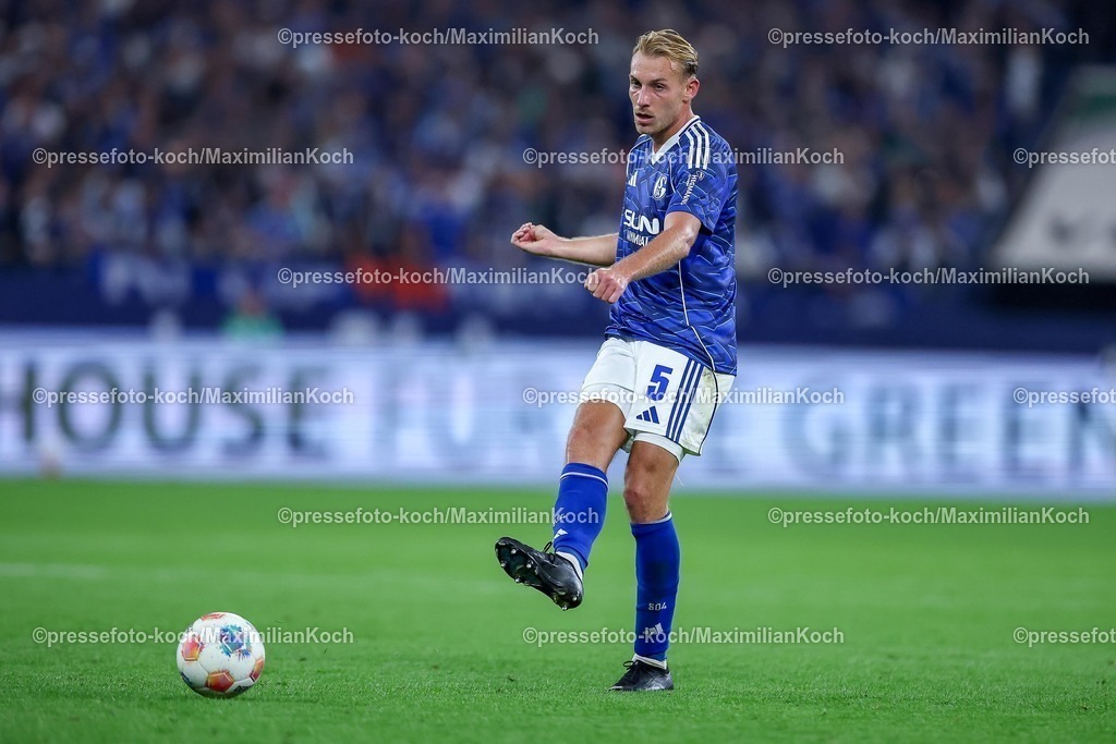 S0413092501186 | 13.09.2025, Fußball, FC Schalke 04 - Holstein Kiel, 5.Spieltag, 2. Fußball Bundesliga, Veltins-Arena Gelsenkirchen, Saison 2025 2026: Timo Becker (Schalke04 #05) DFB regulations prohibit any use of photographs as image sequences and or quasi-video.