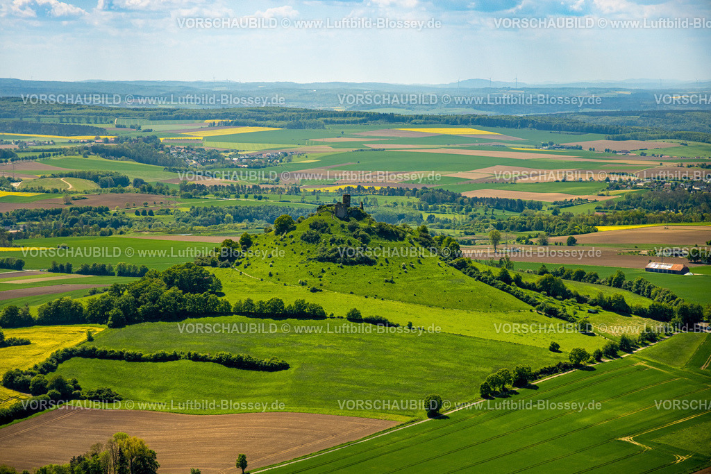 Warburg240504935BurgDesenberg | Luftbild, Burg Desenberg auf einem Vulkankegel, historische Sehenswürdigkeit, Ruine einer Höhenburg in der Warburger Börde, Wiesen und Felder mit Fernsicht und blauem Himmel mit Wolken, Daseburg, Warburg, Ostwestfalen, Nordrhein-Westfalen, Deutschland