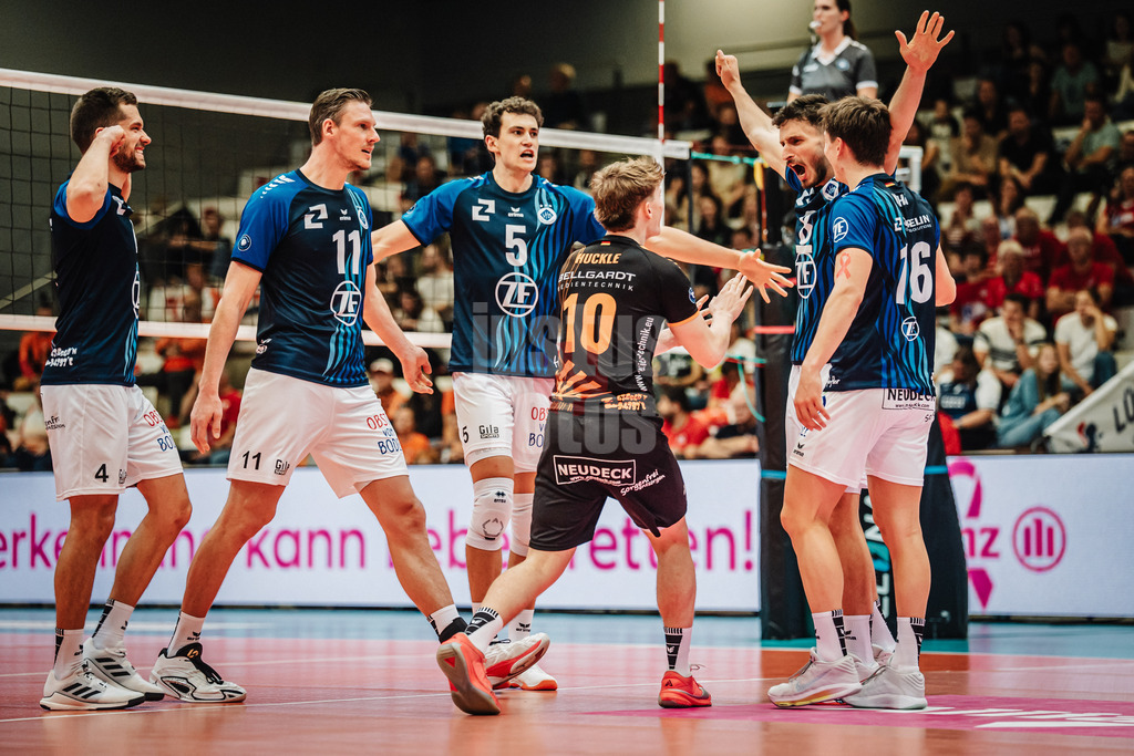 Volleyball | Herren | Saison 2025/2026 | Volleyball Ligacup | VfB Friedrichshafen vs. WWK Volleys Herrsching | 12.10.2024 | Der VfB jubelt, v.l. Tim Peter (#4, VfB Friedrichshafen), Marcus Böhme (#11, VfB Friedrichshafen), Louis Kunstmann (#5, VfB Friedrichshafen), Lucas Huckle (#10, VfB Friedrichshafen), Aleksa Batak (#8, VfB Friedrichshafen) und Simon Kohn (#16, VfB Friedrichshafen)