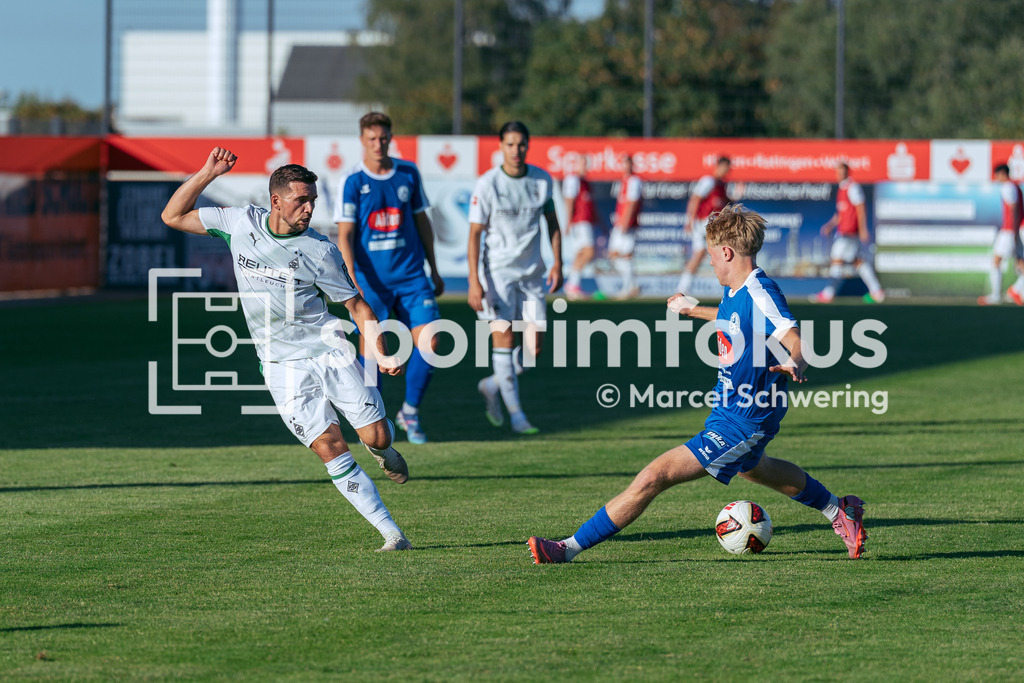 SSVg Velbert 02 – Borussia Mönchengladbach | Kevin Stöger (Borussia Mönchengladbach) und Tom Dominik Behle (SSVg Velbert 02). Testspiel zwischen der SSVg Velbert 02 und Borussia Mönchengladbach in Velbert, 12.08.2026. Endstand: 0:8. sportimfokus / Marcel Schwering - Realisiert mit Pictrs.com