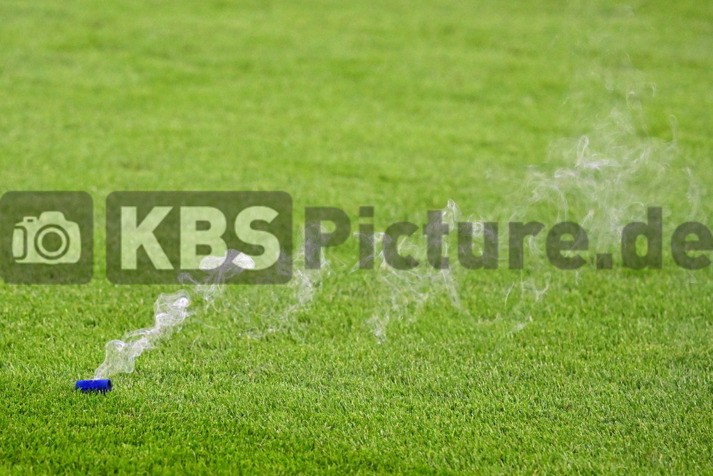 KBS Picture_HSV-WerderBremen_014 | Brennende Bengalos ,Sportplatz :  Volksparkstadion, - Realisiert mit Pictrs.com