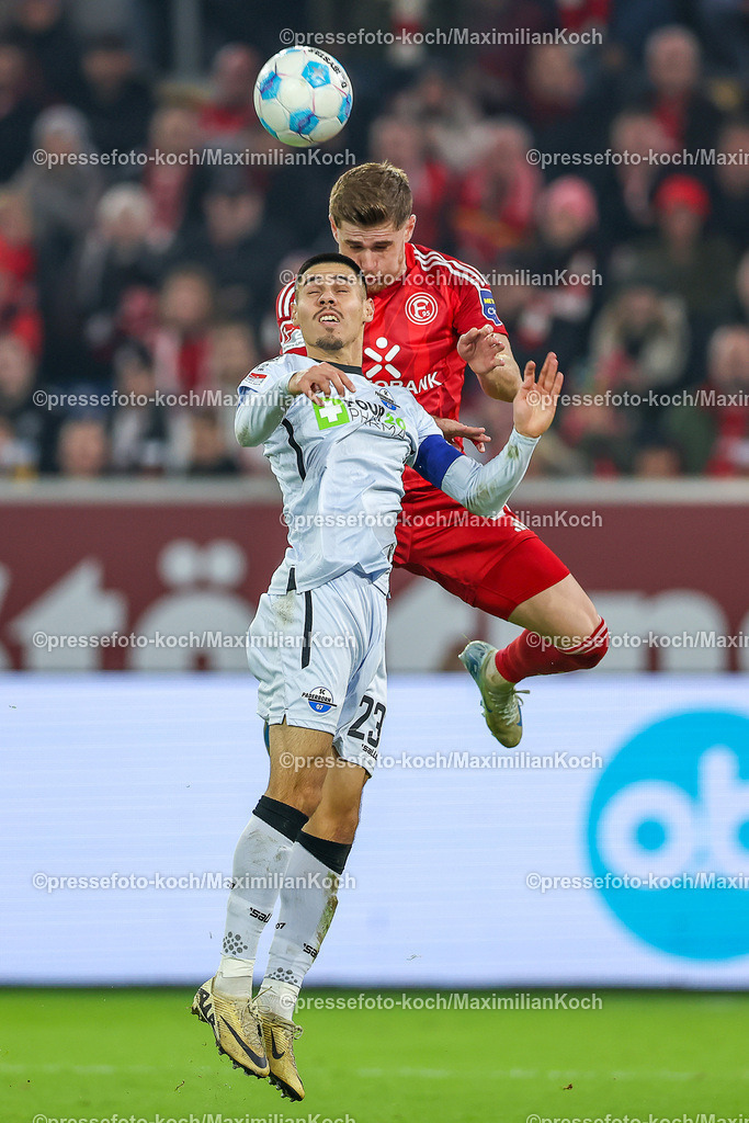 Due0911240109602162 | 09.11.2024, Fußball, Fortuna Düsseldorf - SC Paderborn 07, 2. Bundesliga, Merkur Spiel-Arena, Saison 2024 2025: Raphael Obermair (Paderborn #23) gegen  Tim Rossmann (Fortuna Düsseldorf #21)DFB regulations prohibit any use of photographs as image sequences and or quasi-video.