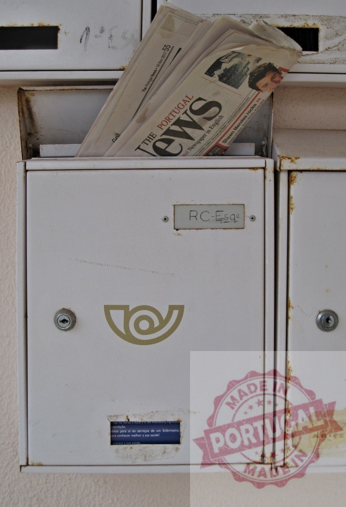 Newspapers overflowing from mailbox in Portugal | Newspapers sticking out of an overflowing mailbox in Portugal - Realisiert mit Pictrs.com