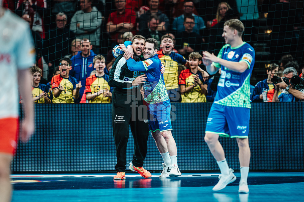Handball | Herren | EHF EURO 2024 | European Championshop Men 2024 Final Tournament | Slowenien vs. Dänemark | 23.01.2024 | Urban Lesjak (#90, Slowenien, SLO) wird von Miha Zarabec (#23, Slowenien, SLO) in den Arm genommen