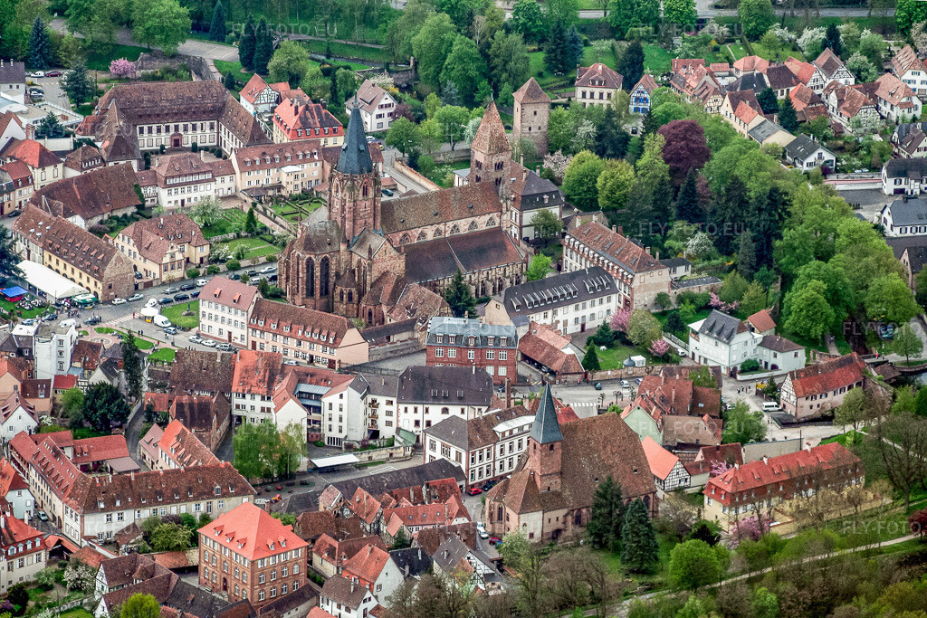 Vue aérienne: Quai du 24 Novembre avec l'Abbatiale Saint Pierre et Paul du nord-ouest à Wissembourg dans le département Bas Rhin, France – .Photo: IMG_1701.jpg prise le 01/05/2006 par Werner Riehm/FLY-FOTO.eu – Résolution de l'original: 3261 x 2174 px – Paroisse de Wissembourg