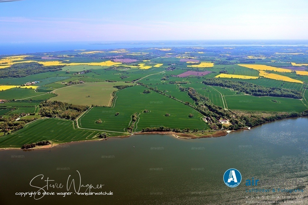 Luftbild Ostseefjord Schlei, Gemeinde Thumby, Gut Bienebek | Für Wassersportler bietet die Schlei vielfältige Möglichkeiten: Windsurfen und Kitesurfen sind an mehreren Spots wie Boknis, Kappeln, Maasholm oder Schleswig Luisenbad möglich, wobei die östlichen Abschnitte besonders gut geeignet sind. Die Schlei ist auch ein attraktives Revier für Kanu- und Kajakfahrer, da die Strömung gering ist und die Bedingungen sehr stabil sind. Die gesamte Region ist Teil eines abwechslungsreichen Segelreviers, das von der Fördeküste bis in die dänische Südsee reicht und für Familien, Anfänger und erfahrene Segler gleichermaßen geeignet ist.