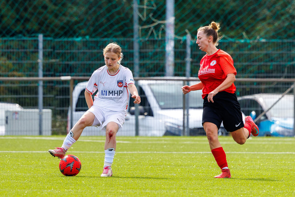 FCHHÜT_251003_5199 | 1.FC Heidenheim 1846 II vs. TSV Hüttlingen, Fußball, Frauen, Bezirkspokal, 2025/2026, 1.Runde, 03.10.2025 in Mergelstetten, Sportplatz 2(Foto: Michael Bulling) - Realisiert mit Pictrs.com