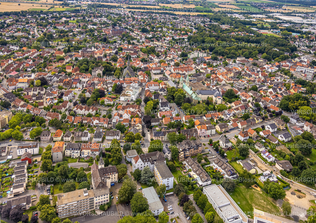 Werl240712120 | Luftbild, Übersicht Altstadt mit Wallfahrtsbasilika Mariä Heimsuchung und kath. Kirche St. Walburga, Häuser mit roten Dächern, Werl, Soester Börde, Nordrhein-Westfalen, Deutschland