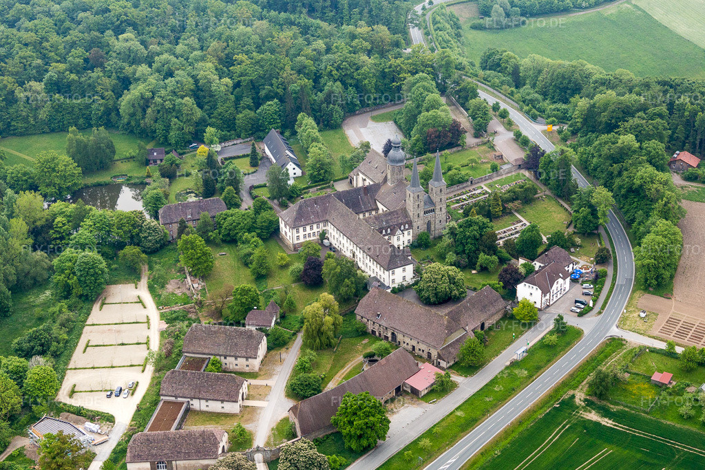 Luftbild: Gebäudekomplex des Klosters und Abteikirche St. Jakobus der Ältere im Ortsteil Münsterbrock in Marienmünster im Bundesland Nordrhein-Westfalen in Deutschland. Foto: IMG_079385.jpg vom 23.05.2015 durch Werner Riehm/FLY-FOTO.de