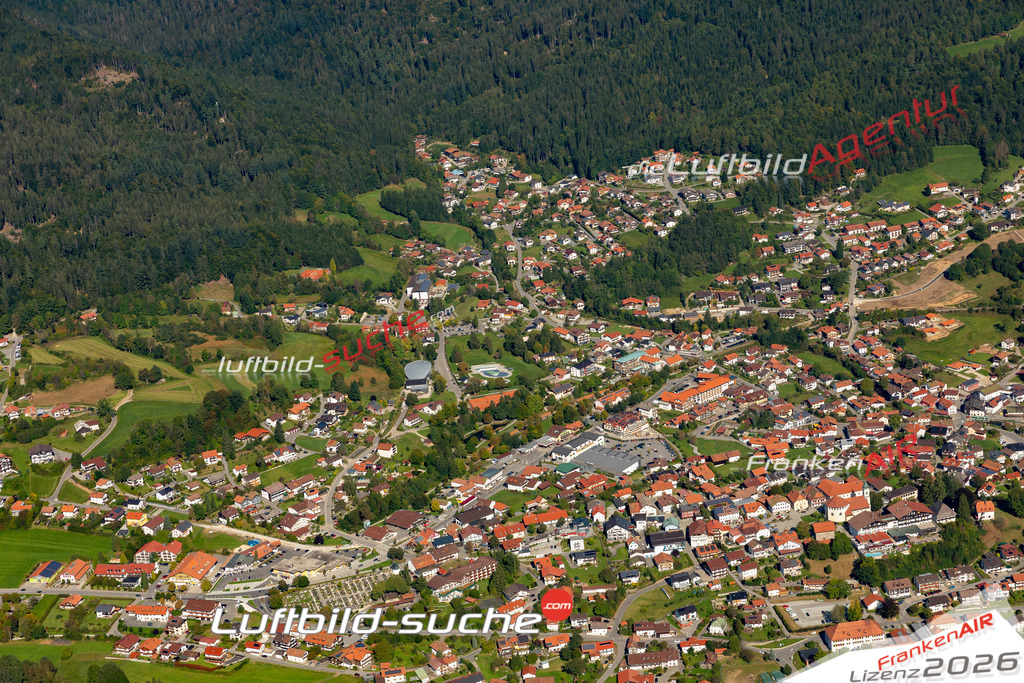 Das Luftbild der Stadt Bodenmais wurde 2021 vom Flugzeug heraus erstellt (keine Drohne) Aufnahmehöhe ca.450 Meter- hohe Bildauflösung und Druck-Qualität garantiert!
