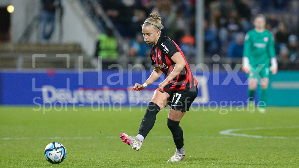 Fussball, Google Pixel Frauen-Bundesliga, Eintracht Frankfurt - SV Werder Bremen | v.li.: Pia-Sophie Wolter (Eintracht Frankfurt, 17) am Ball, Freisteller, Einzelbild, Ganzkörper, Aktion, Action, Spielszene, DIE DFB-RICHTLINIEN UNTERSAGEN JEGLICHE NUTZUNG VON FOTOS ALS SEQUENZBILDER UND/ODER VIDEOÄHNLICHE FOTOSTRECKEN. DFB REGULATIONS PROHIBIT ANY USE OF PHOTOGRAPHS AS IMAGE SEQUENCES AND/OR QUASI-VIDEO.