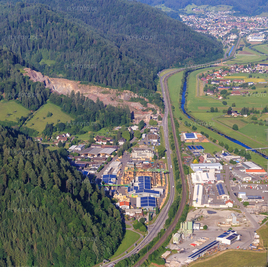 Luftbild: Industriegebiet beidseits der B33 mit Sägewerk Karl Streit GmbH & Co. KG, Kienzler Stadtmobiliar GmbH und Sievert Logistik SE in Hausach im Bundesland Baden-Württemberg in Deutschland.Foto: IMG_147681.jpg vom 30.05.2025 durch Werner Riehm/FLY-FOTO.deUnterschriftSkip tourSievert Logistik SE