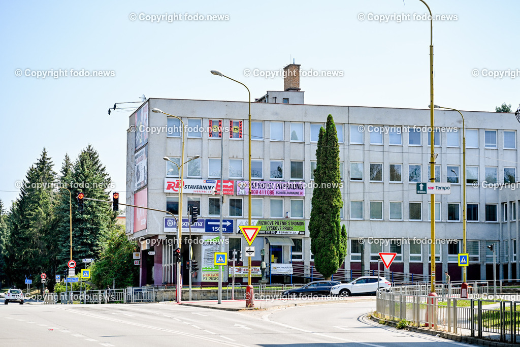 Slowakei_ Trenciansky kraj_ Povazska Bystrica_ 26.08.2024-94 | 26.08.2024, Slowakei, SVK, Trenciansky kraj, Povazska Bystrica, im Bild Stadt in der Nordwestslowakei, Stadtansichten, Gebaeude, Architektur, Turm, Bruecke, Bahnhof, Zentrum, Prior, Kaufhaus, Park, Strassen, Haeuser, Infrastruktur, kommunistische Symbolik, Denkmaeler, Kultur
