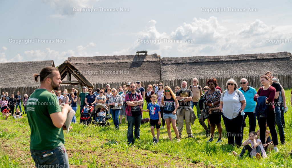 DSC_4037 | Lorsch, Lauresham: Tag der Experimentellen Archäologie u.a. Jungfernfahrt f. den Lorscher Einbaum in der Weschnitz (11 Uhr), Beschießen von Panzerreiter-Rüstung (Bild) Claus Kropp zeigt die Pfeile, ,, Bild: Thomas Neu