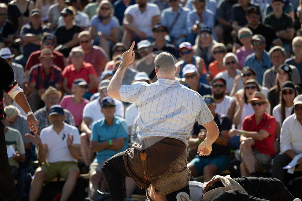 Rigi2025_2943 | Die Schwinger des Schwyzer Kantonalen Schwingerverbandes: Fotos, die Dynamik und Leidenschaft festhalten, sowie emotionale Momente aus dem traditionellen Schwingsport zeigen. - Realisiert mit Pictrs.com