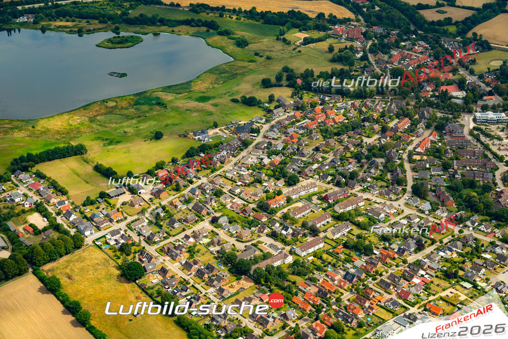 Das Luftbild der Stadt Ratekau wurde 2022 vom Flugzeug heraus erstellt (keine Drohnen-Aufnahmen) Aufnahmehöhe ca.450 Meter- hohe Bildauflösung und Druck-Qualität. Garantiert!