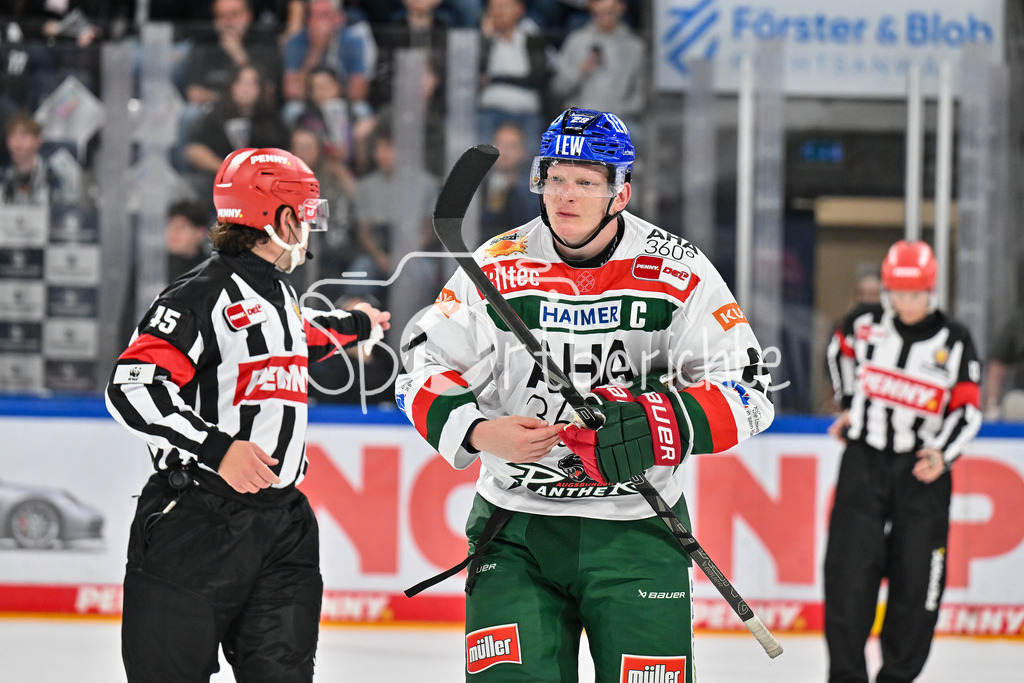 Nürnberg Ice Tigers - Augsburger Panther | im Bild Schiedsrichter Roman GOFMAN im gesprache mit Denis REUL (Augsburger Panther #29) / Deutsche Eishockey Liga: Nürnberg Ice Tigers - Augsburger Panther, Arena Nürnberger Versicherung am 22.09.2024