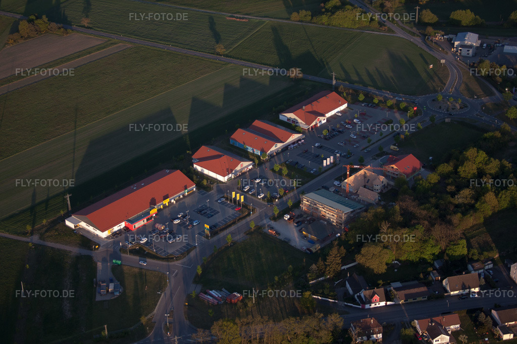 Luftbild: Einkaufszentrum Mühläcker an der frz. Grenze mit NETTO; ROSSMANN, PENNY, TEDi im Ortsteil Neulauterburg in Berg im Bundesland Rheinland-Pfalz in Deutschland. Foto: IMG_64434.jpg vom 17.04.2014 durch Werner Riehm/FLY-FOTO.de
