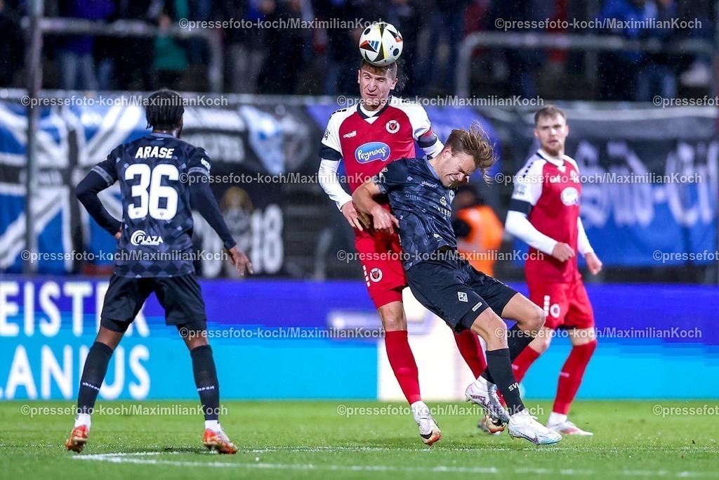 FCVK24012501011 | 24.01.2025, Fußball, FC Viktoria Köln – SV Waldhof Mannheim 07, 3.Liga, Sportpark Höhenberg, Saison 2024 2025: Christoph Greger (Viktoria Köln #15) Kopfball im Zweikampf gegen Nicklas Shipnoski (SV Mannheim #7)DFB regulations prohibit any use of photographs as image sequences and or quasi-video.