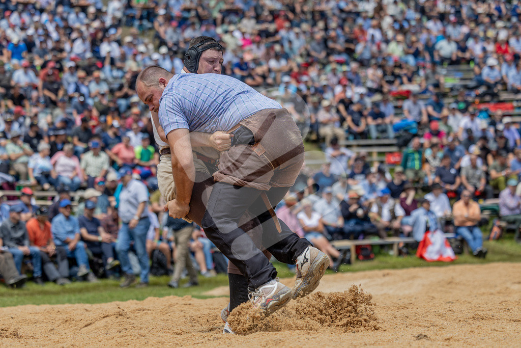 Rigi2026_4G_00031 | Die Schwinger des Schwyzer Kantonalen Schwingerverbandes: Fotos, die Dynamik und Leidenschaft festhalten, sowie emotionale Momente aus dem traditionellen Schwingsport zeigen. - Realisiert mit Pictrs.com