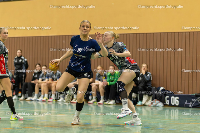 Handball I Juniorinnen I Saison 2025-2026 I Oberliga Pokalrunde I 2. Spieltag I HSG Kalkberg 06 - TSV Mildstedt 171 | v.l. Lorna Meta Schlott (10, HSG Kalkberg 06), Nane Marie Carstensen (11, TSV Mildstedt) - Realisiert mit Pictrs.com