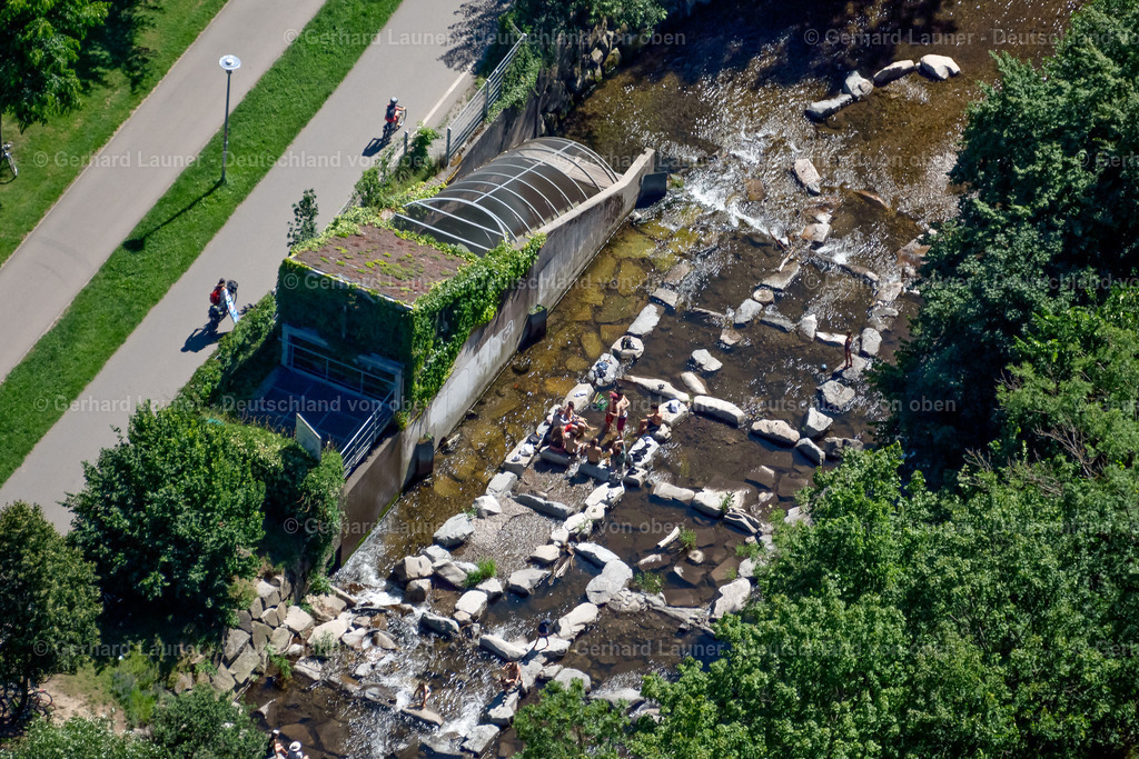 4033408 | FREIBURG IM BREISGAU 30.06.2020 Fluss- Uferbereichen der Dreisam bei Niedrigwasser mit badenden Menschen an der Straße Fritz-Horch-Weg im Ortsteil Waldsee in Freiburg im Breisgau im Bundesland Baden-Württemberg, Deutschland. Weiterführende Informationen bei: Stadt Freiburg im Breisgau. // Town on the banks of the river of Dreisam bei Niedrigwasser on street Fritz-Horch-Weg in the district Waldsee in Freiburg im Breisgau in the state Baden-Wuerttemberg, Germany. Further information at: Stadt Freiburg im Breisgau. Foto: Gerhard Launer