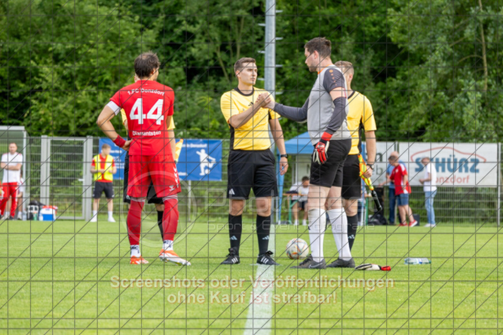 20250616_182903_0147 | #,  TV Eybach (weiß) vs. 1.FC Donzdorf II (rot), Fussball, Entscheidungsspiel 3 in Kreisliga A3 - Bezirk Neckar/Fils, Saison 2024/2025, Rasensportplatz, Staufenecker Str. 41, 73084 Salach, 16.06.2025 - 18:30 Uhr,Foto: PhotoPeet-Sportfotografie/Peter Harich
