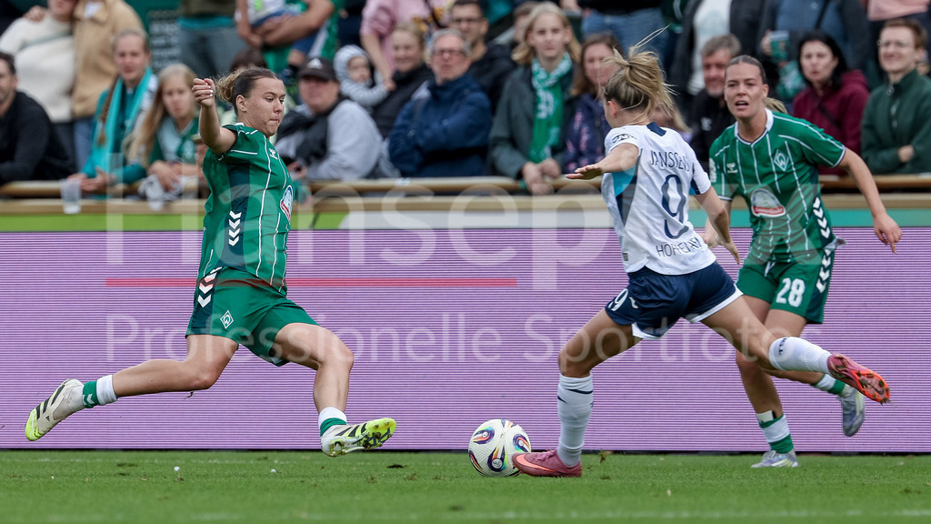 Fussball, Google Pixel Frauen-Bundesliga, SV Werder Bremen - TSG 1899 Hoffenheim | v.li.: Larissa Mühlhaus (SV Werder Bremen, 7) und Jill Janssens (TSG 1899 Hoffenheim, 9) im Zweikampf, Duell, Dynamik, Aktion, Action, Spielszene, DIE DFB-RICHTLINIEN UNTERSAGEN JEGLICHE NUTZUNG VON FOTOS ALS SEQUENZBILDER UND/ODER VIDEOÄHNLICHE FOTOSTRECKEN. DFB REGULATIONS PROHIBIT ANY USE OF PHOTOGRAPHS AS IMAGE SEQUENCES AND/OR QUASI-VIDEO.