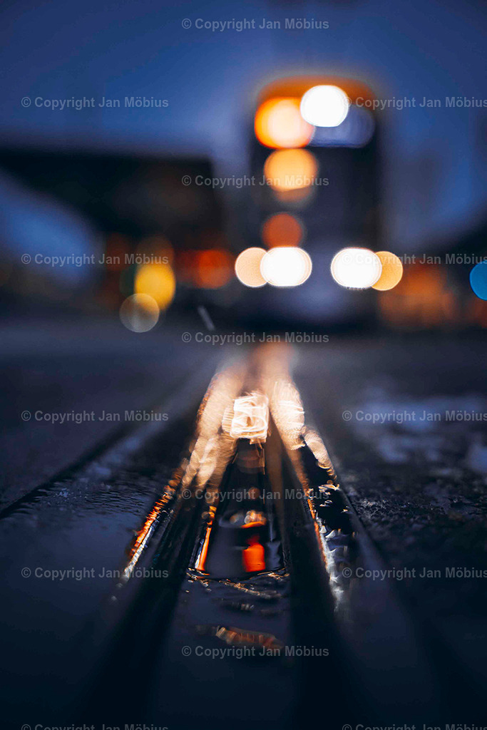 Leipziger Hauptbahnhof | Der Leipziger Hauptbahnhof ist nicht nur ein Verkehrsknotenpunkt, sondern auch architektonisch und stadtgeschichtlich ein echtes Highlight. Sein Vorplatz ist Drehscheibe für Menschen, Linien, City-Flair und Shopping – ein Ort voller Dynamik mitten im Herzen der Stadt.  - Realisiert mit Pictrs.com