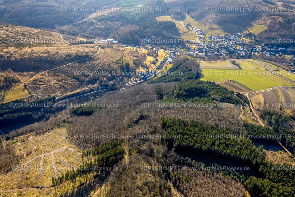 Kirchhundem250308950Albaum_AlbaumerKlippen | Luftbild, Albaumer Klippen mit Gipfelkreuz, Felsgruppe im Naturschutzgebiet NSG, Albaum, Kirchhundem, Sauerland, Nordrhein-Westfalen, Deutschland