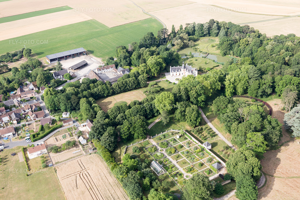 Aerial view: View of the town in Saint-Cyr-du-Gault in the state Loir et Cher, France. – Photo: IMG_101172.jpg taken on 06/24/2017 by Werner Riehm/FLY-FOTO.com – Resolution of the original: 5472 x 3648 px