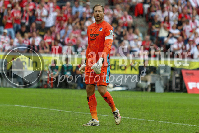29.08.2026, GER, Fussball, Herren, Bundesliga , 1. Bundesliga, Saison 2026/2027, 1. FC Köln - TSG 1899 Hoffenheim | Oliver Baumann (TSG) schaut