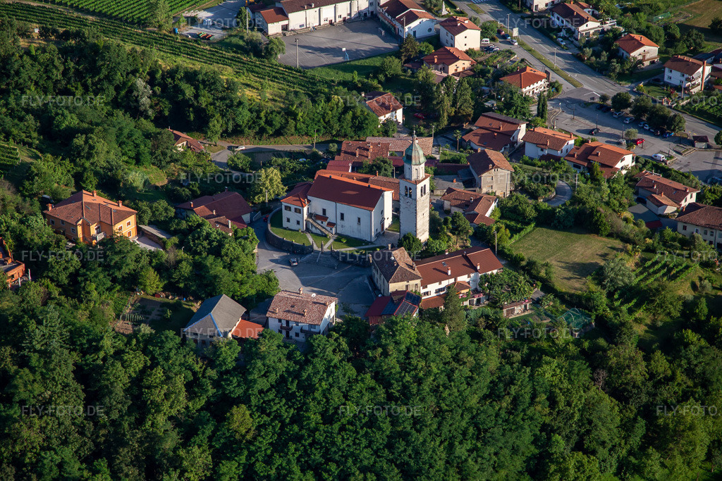 Luftbild: Kirche Župnijska cerkev sv. Urha im Ortsteil Branik in Nova Gorica im Bundesland Slowenien in Slowenien. Foto: IMG_137477.jpg vom 14.07.2023 durch Werner Riehm/FLY-FOTO.de