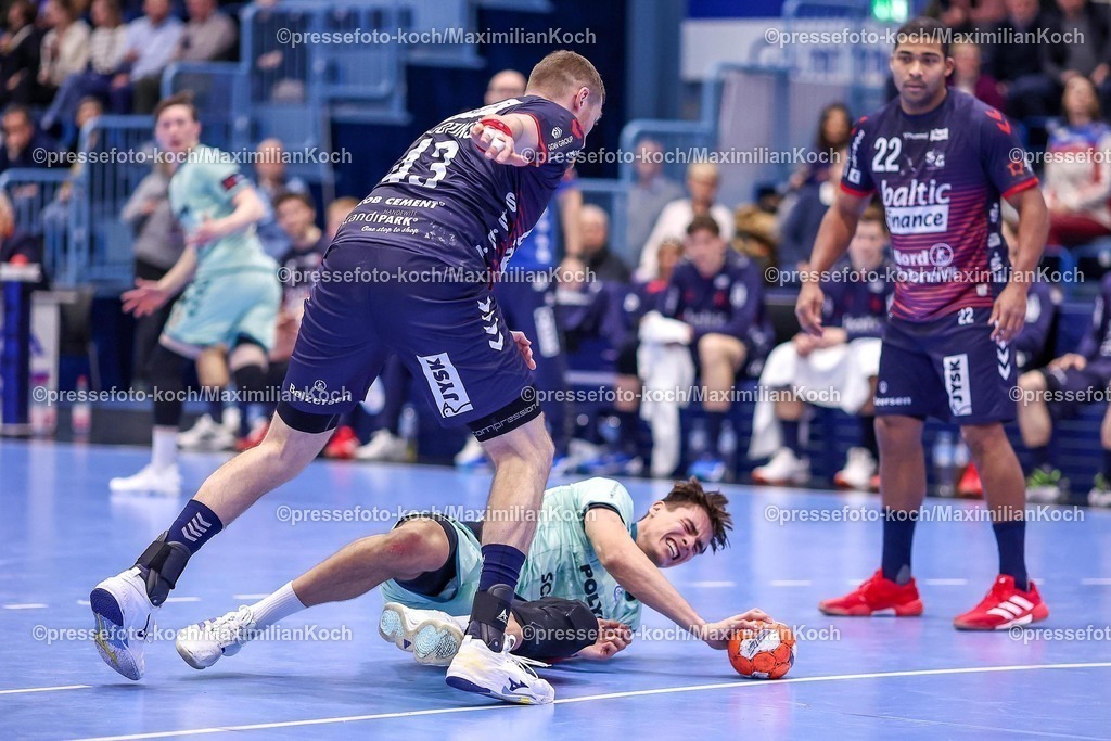 Gum11022501050 | 11.02.2025, Handball, European League - Hauptrunde Gruppe IV, VfL Gummersbach - SG Flensburg-Handewitt, Schwalbe-Arena: Julian Köster (GUM #7) wird von Blaz Blagotinsek (Flensburg-Handewitt #43) zu Boden gerungen