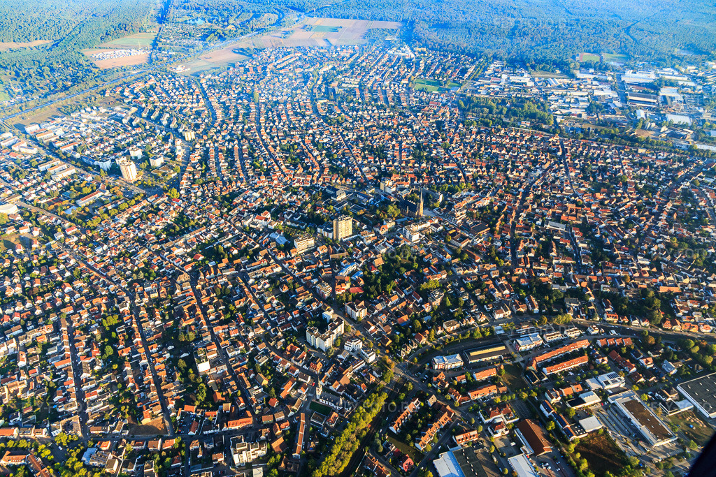 Luftbild: Stadtübersicht aus Südosten in Viernheim im Bundesland Hessen in Deutschland. Foto: IMG_110913.jpg vom 08.09.2018 durch Werner Riehm/FLY-FOTO.de