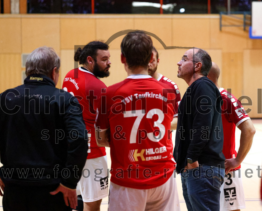 2022-10-01_054_SpVgg_Altenerding_II_gegen_TSV_Taufkirchen-Vils | Erding, Deutschland, 01.10.2022:
Handball, Bezirksklasse Männer 2022 / 2023, 1. Spieltag, SpVgg Altenerding II gegen TSV Taufkirchen/Vils, Endergebnis: 21:32

Patrick Mühlenbeck (TSV Taufkirchen/Vils, #66), Philipp Friedrich (TSV Taufkirchen/Vils, #73), Trainer Reinhard Gössl (TSV Taufkirchen/Vils), Pascal Demny (TSV Taufkirchen/Vils, #3)

Foto: Christian Riedel / fotografie-riedel.net