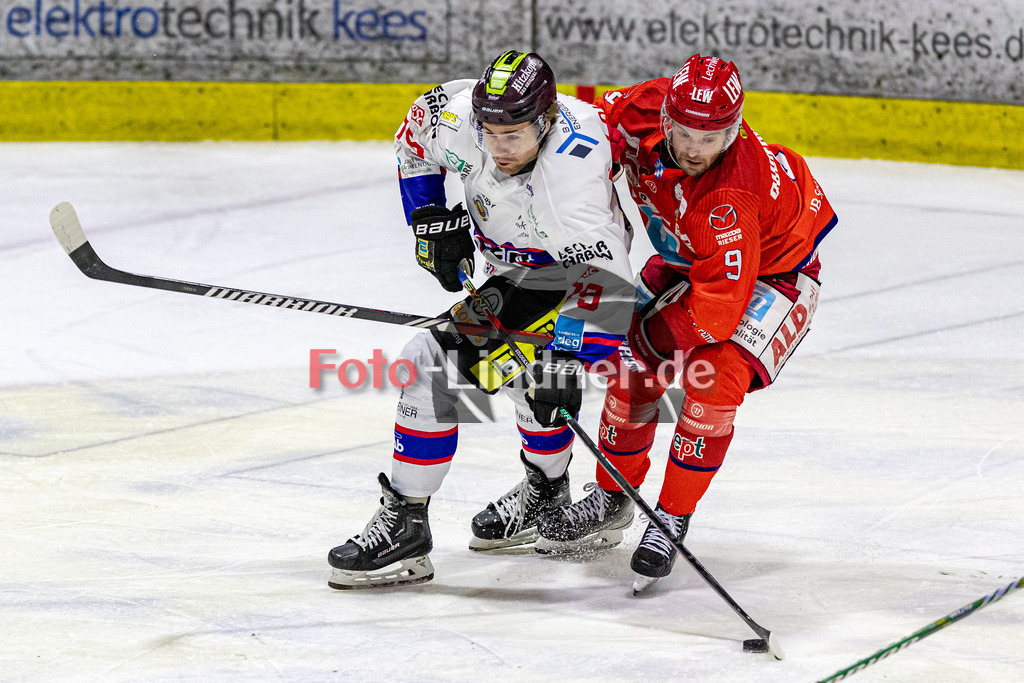 EC Peiting vs Deggendorfer SC | Eishockey Oberliga Süd 2023/2024, EC Peiting vs Deggendorfer SC, 20231119,
Kampf um den Puck Brett OUDERKIRK (ECP 9) und .d79,
2023-11-19 in Peiting (Eisstadion)
9 Brett OUDERKIRK (ECP 9), 79 Petr STLOUKAL (DSC 79)
Copyright: WolfgangxLindner foto-lindner.de