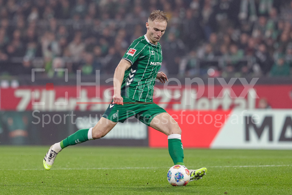 Fussball, Bundesliga, SV Werder Bremen - VfL Wolfsburg | Amos Pieper (SV Werder Bremen, 5) am Ball, Freisteller, Einzelbild, Ganzkörper, Aktion, Action, Spielszene, DIE DFL-RICHTLINIEN UNTERSAGEN JEGLICHE NUTZUNG VON FOTOS ALS SEQUENZBILDER UND/ODER VIDEOÄHNLICHE FOTOSTRECKEN. DFL REGULATIONS PROHIBIT ANY USE OF PHOTOGRAPHS AS IMAGE SEQUENCES AND/OR QUASI-VIDEO.
