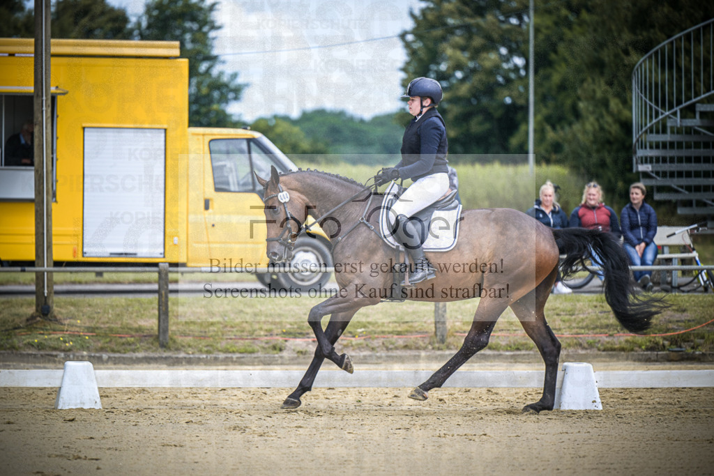 DOS_8208 | Entdecke hochwertige Reitturnierfotos von Foto Oger. Professionell, emotional und authentisch – jetzt Lieblingsmomente im Shop bestellen.Deutschlandweite Turnierfotografie. - Realisiert mit Pictrs.com