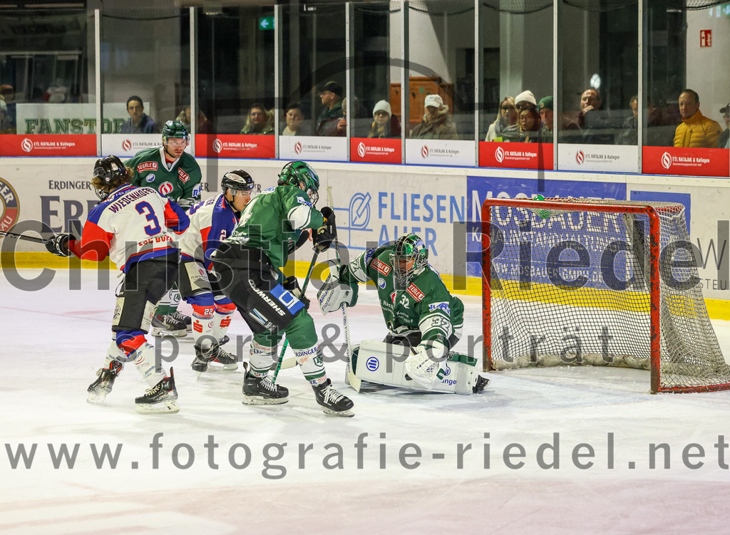 2023-11-03_070_TSV_Erding_gegen_ESC_Dorfen | Erding, Deutschland, 03.11.2023:
Eishockey, Bayernliga Vorrunde 2023 / 2024, 6. Spieltag, TSV Erding gegen ESC Dorfen, Endergebnis: 11:3

Felix Wiedenhofen (ESC Dorfen, #3), Simon Franz (Erding Gladiators, #4), Torwart Dimitri Pätzold (Erding Gladiators, #32)

Foto: Christian Riedel / fotografie-riedel.net