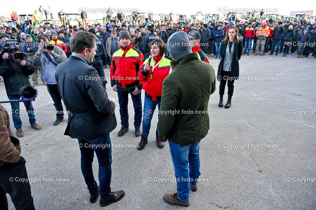 Bauernprotest_ Poendorf_ Lasco_ 08.03.2024-81 | 08.03.2024, Poendorf, AUT, Bauernprotest, im Bild Bauernprotest, Bauern, Landwirte, Traktoren, Fa. Lasco, Demo, Kundgebung

BM Norbert Totschnig(VP, Land- und Forstwirtschaft, Regionen und Wasserwirtschaft)

Siegfried Salchenegger, Martina Mittermayr, Simon Holzmueller, Johann Konrad - alle AGOE

Agrar Gemeinschaft fuer Oesterreich 