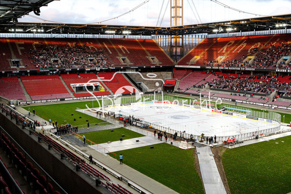 Kölner Haie - Augsburger Panther | Das Rheinenergiestadion vor der DEL Partie zwischen den Haien und den Panthern / Stadion / Stadionfoto / im Hintergrund die Fans aus Augsburg