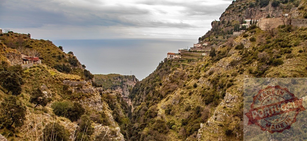 Amalfi Coast valley landscape with cliffside villages and sea | Valley opening to the sea with houses built into the steep mountainside on the Amalfi Coast - Realisiert mit Pictrs.com