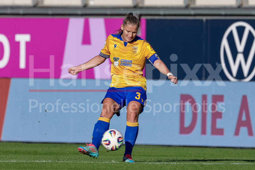 Fussball, Google Pixel Frauen-Bundesliga, VfL Wolfsburg - FC Carl Zeiss Jena | Toma Ihlenburg (FC Carl Zeiss Jena, 3) am Ball, Freisteller, Einzelbild, Ganzkörper, Aktion, Action, Spielszene, DIE DFB-RICHTLINIEN UNTERSAGEN JEGLICHE NUTZUNG VON FOTOS ALS SEQUENZBILDER UND/ODER VIDEOÄHNLICHE FOTOSTRECKEN. DFB REGULATIONS PROHIBIT ANY USE OF PHOTOGRAPHS AS IMAGE SEQUENCES AND/OR QUASI-VIDEO.