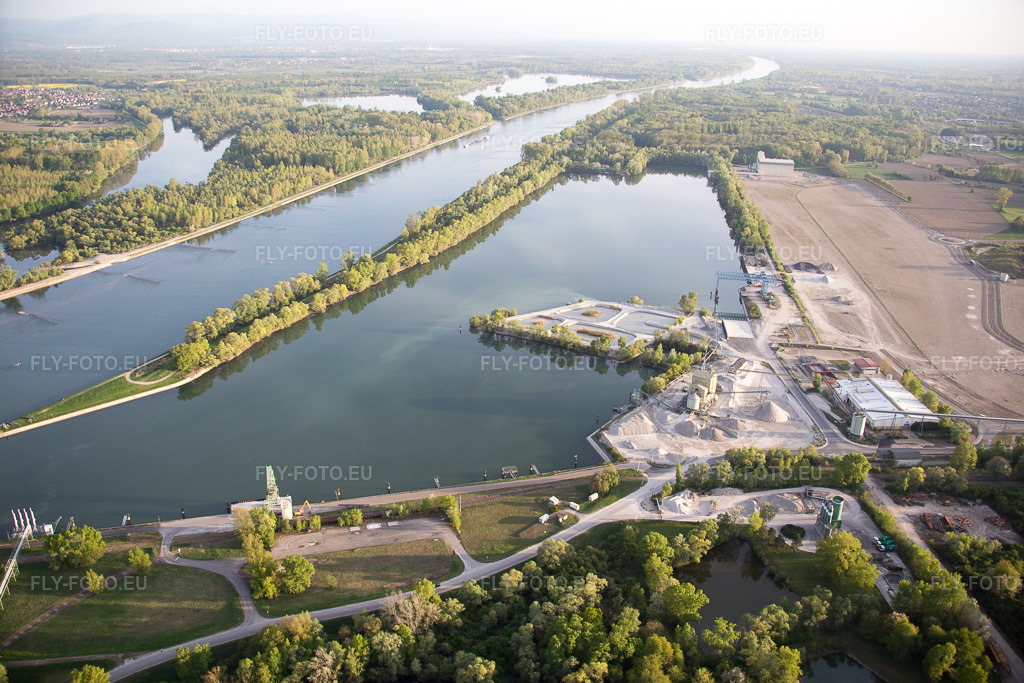 Vue aérienne: Vue de la ville à Lauterbourg dans le département Bas Rhin, France.Photo: IMG_077990.jpg prise le 24/04/2015 par Werner Riehm/FLY-FOTO.euRésolution de l'original: 5472 x 3648 px