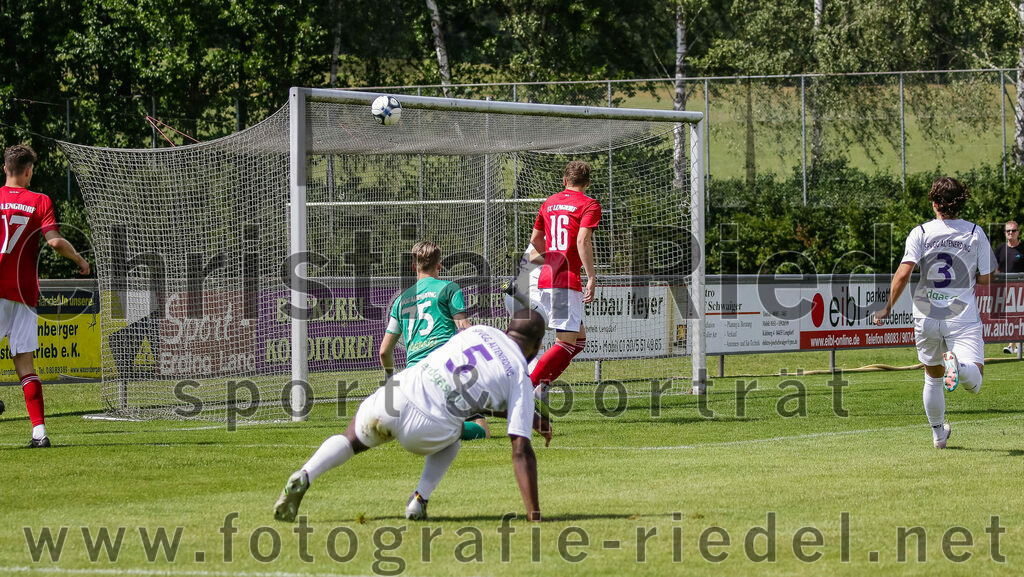 2023-07-30_008_FC_Lengdorf_gegen_SpVgg_Altenerding | Lengdorf, Deutschland, 30.07.2023:
Fußball, Kreisliga 2023 / 2024, 1. Spieltag, FC Lengdorf gegen SpVgg Altenerding, Endergebnis: 1:1

Lukas Fischer (FC Lengdorf, #17), Torwart Lukas Loher (SpVgg Altenerding, #1), Ridwan Bello (SpVgg Altenerding, #5), Maximilian Mayer (FC Lengdorf, #16), Lukas Bachmair (SpVgg Altenerding, #3)

Foto: Christian Riedel / fotografie-riedel.net