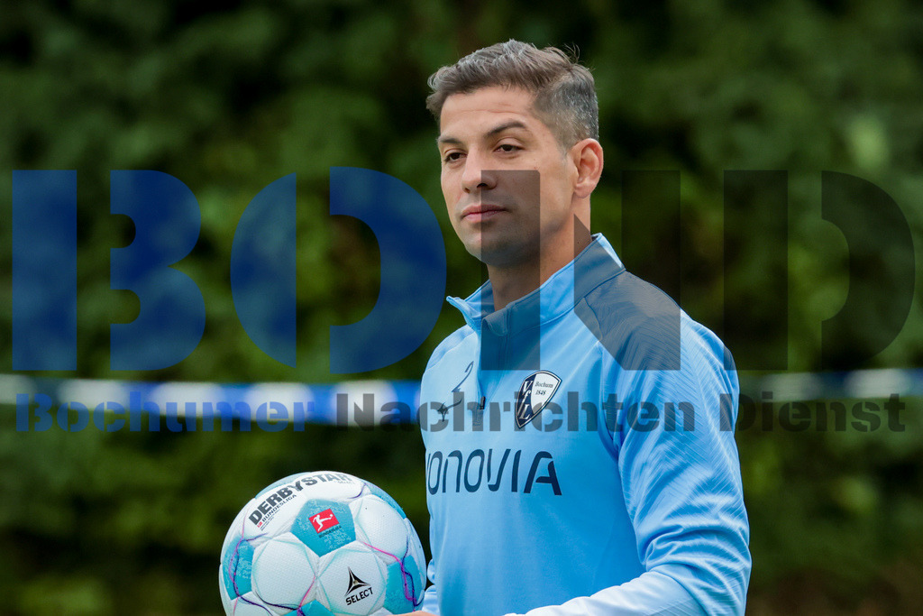 1. Fussball Bundesliga:  Trainingsauftakt VfL Bochum 1848 {date} -  | {headline}(Foto: Sebastian Sendlak / BOND)DFL regulations prohibit any use of photographs as image sequences and/or quasi-videos. - Realisiert mit Pictrs.com