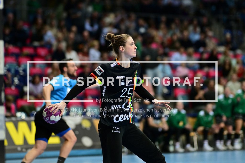 Handball I Frauen I Saison 2024-2025 I 1. HBF I 11. Spieltag I VfL Oldenburg - Borussia Dortmund I 051367 | Nahaufnahme, Einzelfoto, Freisteller, Portrait, Porträt, Einzelbild, Einzelfoto, Körper: Madita Kohorst (25, VfL Oldenburg) - Realisiert mit Pictrs.com